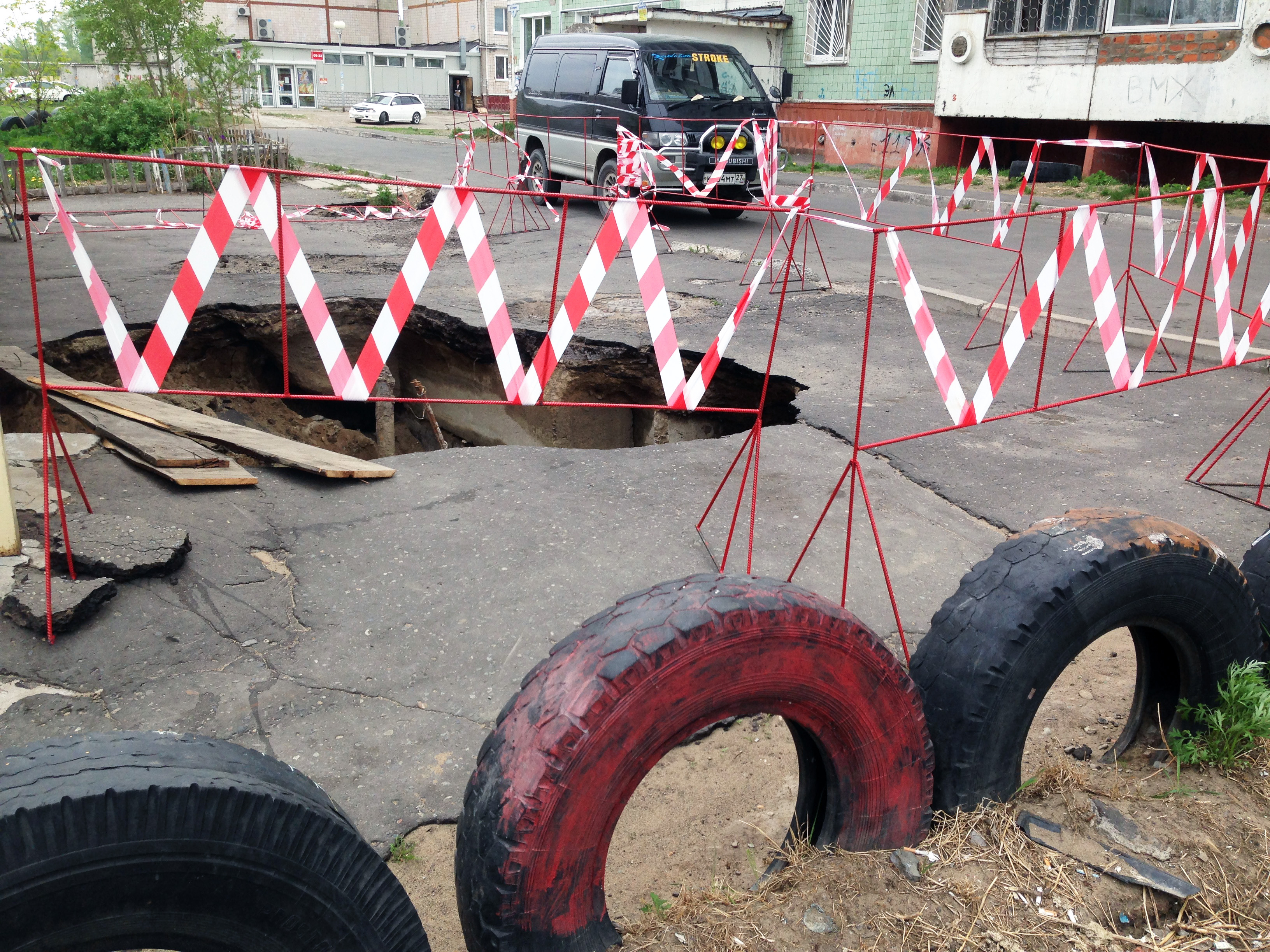 В Комсомольске-на-Амуре возле остановки на улице Гагарина образовался провал