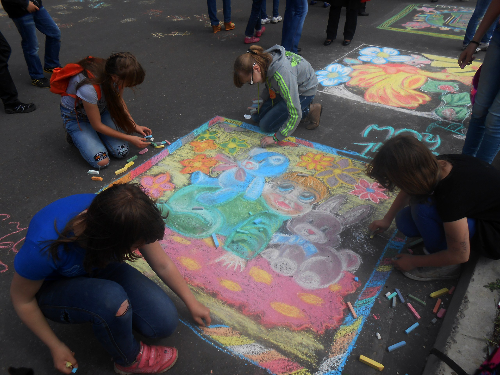 День защиты детей на Набережной отметили масштабным конкурсом рисунков