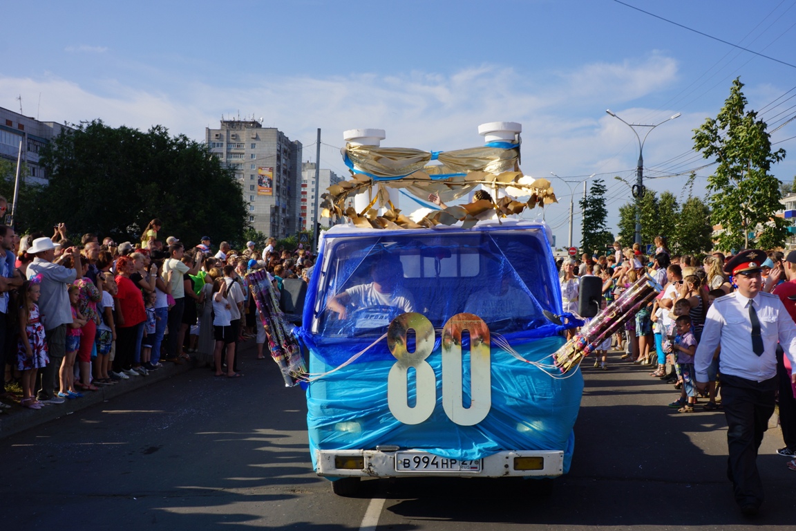 В честь юбилея КнААЗ в Комсомольске-на-Амуре состоялось карнавальное шествие