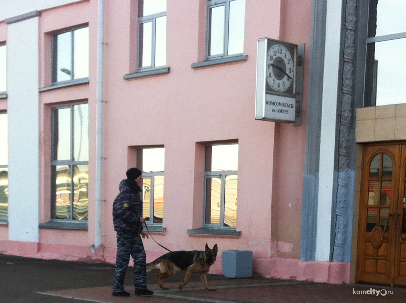 Сотрудников железнодорожного вокзала и пассажиров поезда эвакуировали из-за подозрительной сумки