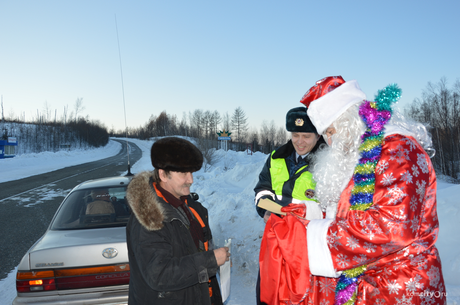 Полицейский Дед Мороз отправился в рейд по дорогам Комсомольского района с инспекторами ГИБДД