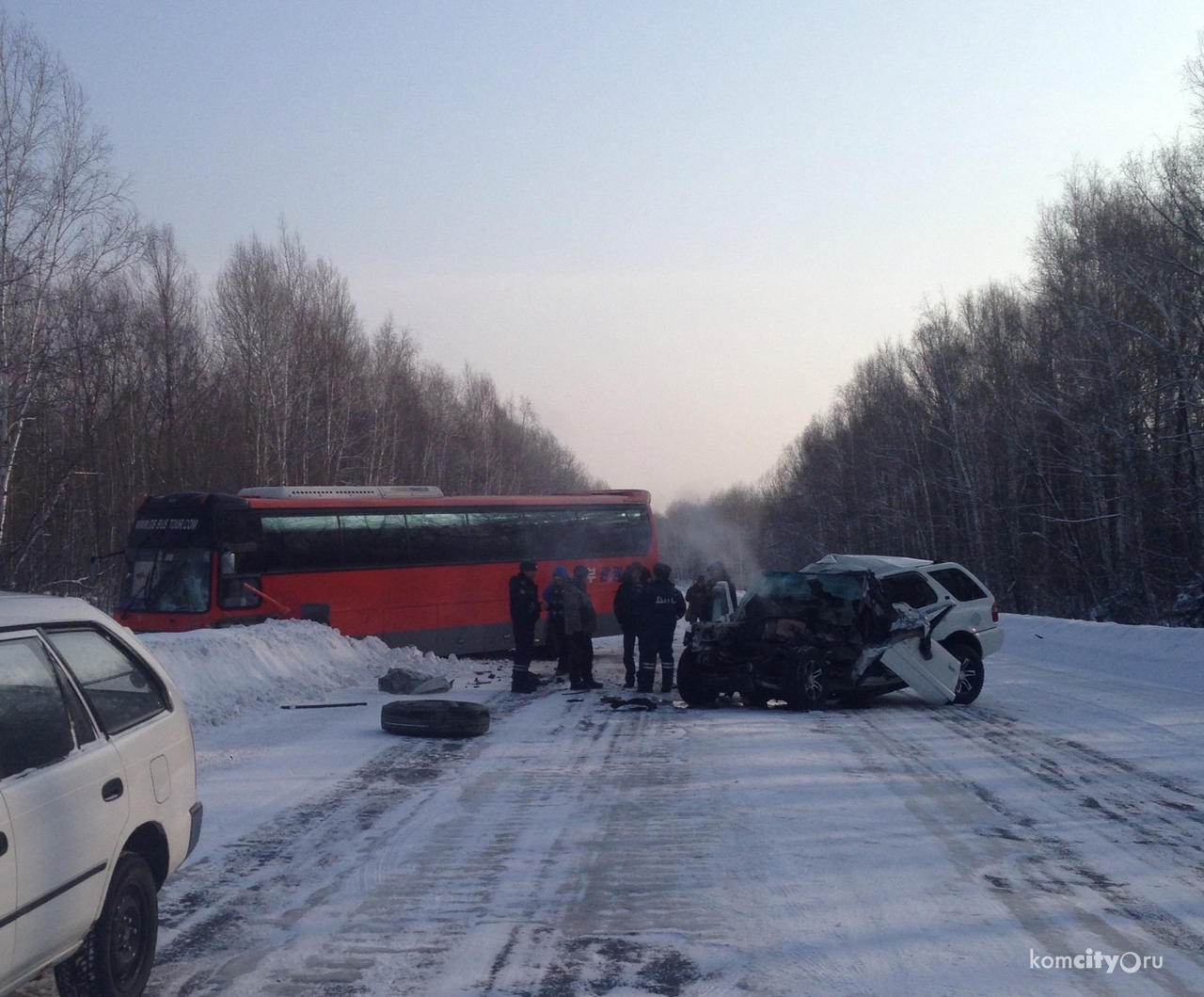 На трассе Комсомольск — Хабаровск столкнулись пассажирский автобус и легковой автомобиль