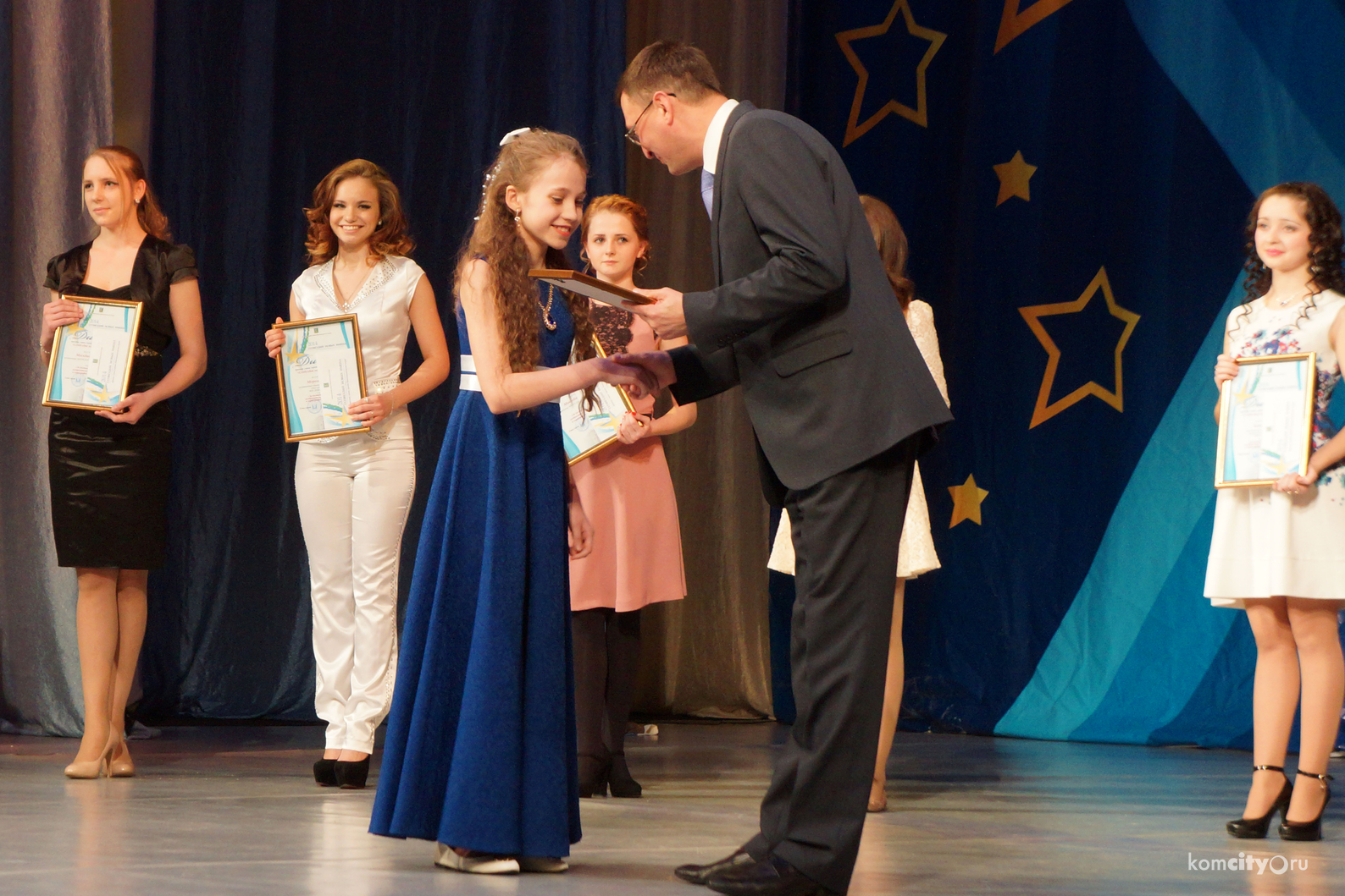 Лучшим студентам и школьникам Комсомольска-на-Амуре вручили премии главы города