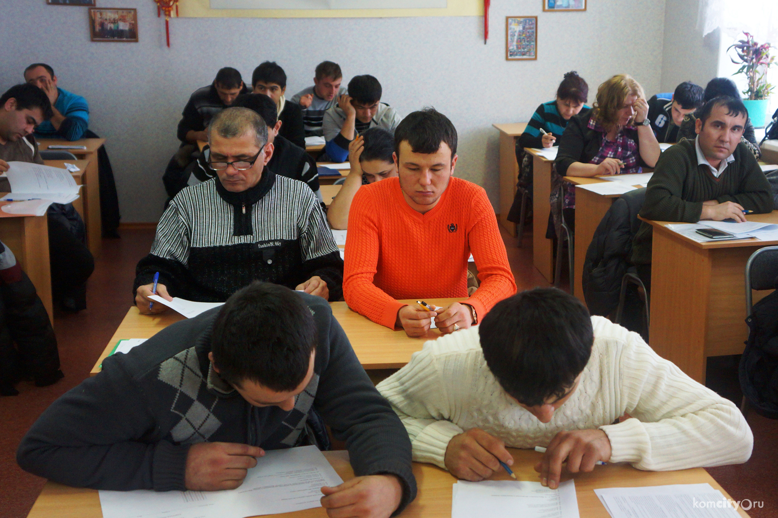 Большинство иностранцев справляются с комплексным экзаменом, необходимым для работы в России (Видео)
