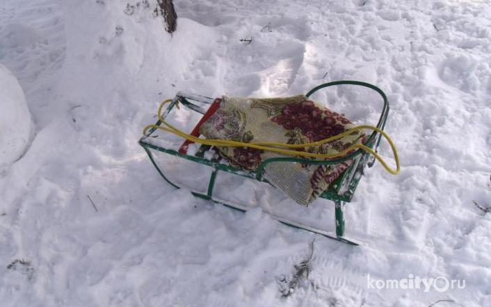 “Тойота” под управлением нетрезвого водителя наехала на санки с ребёнком