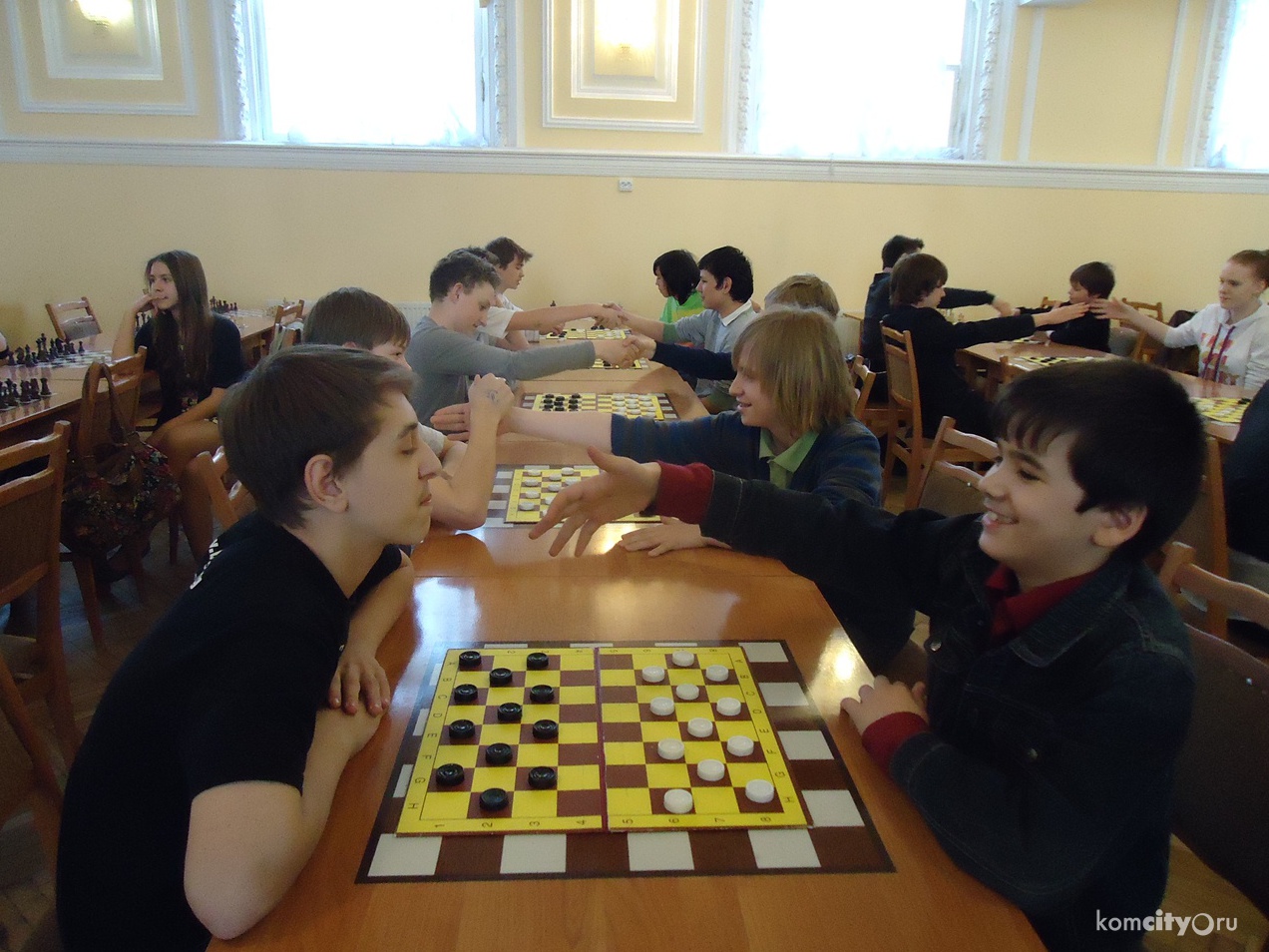 Четыре “золота” и шесть призовых мест — такие результаты показали комсомольские школьники на первенстве края по русским шашкам