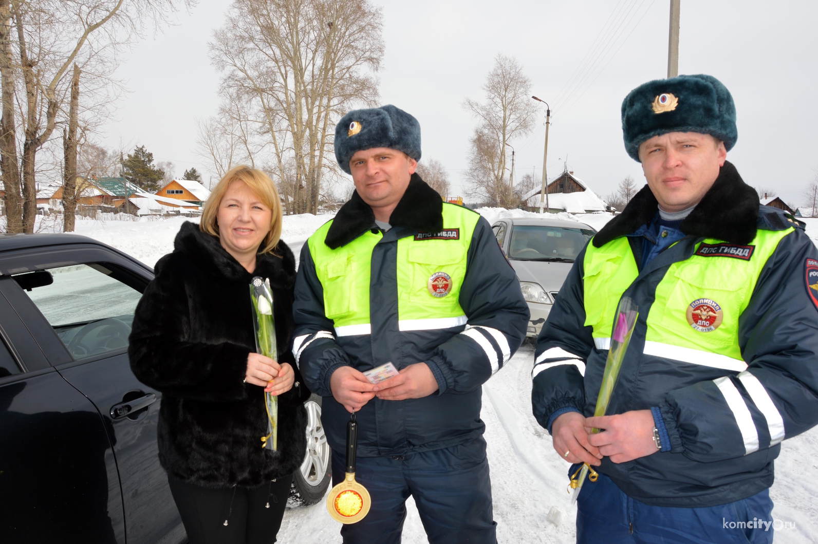 Сотрудники ГИБДД Комсомольского района поздравили автолюбительниц с Международным женским днём
