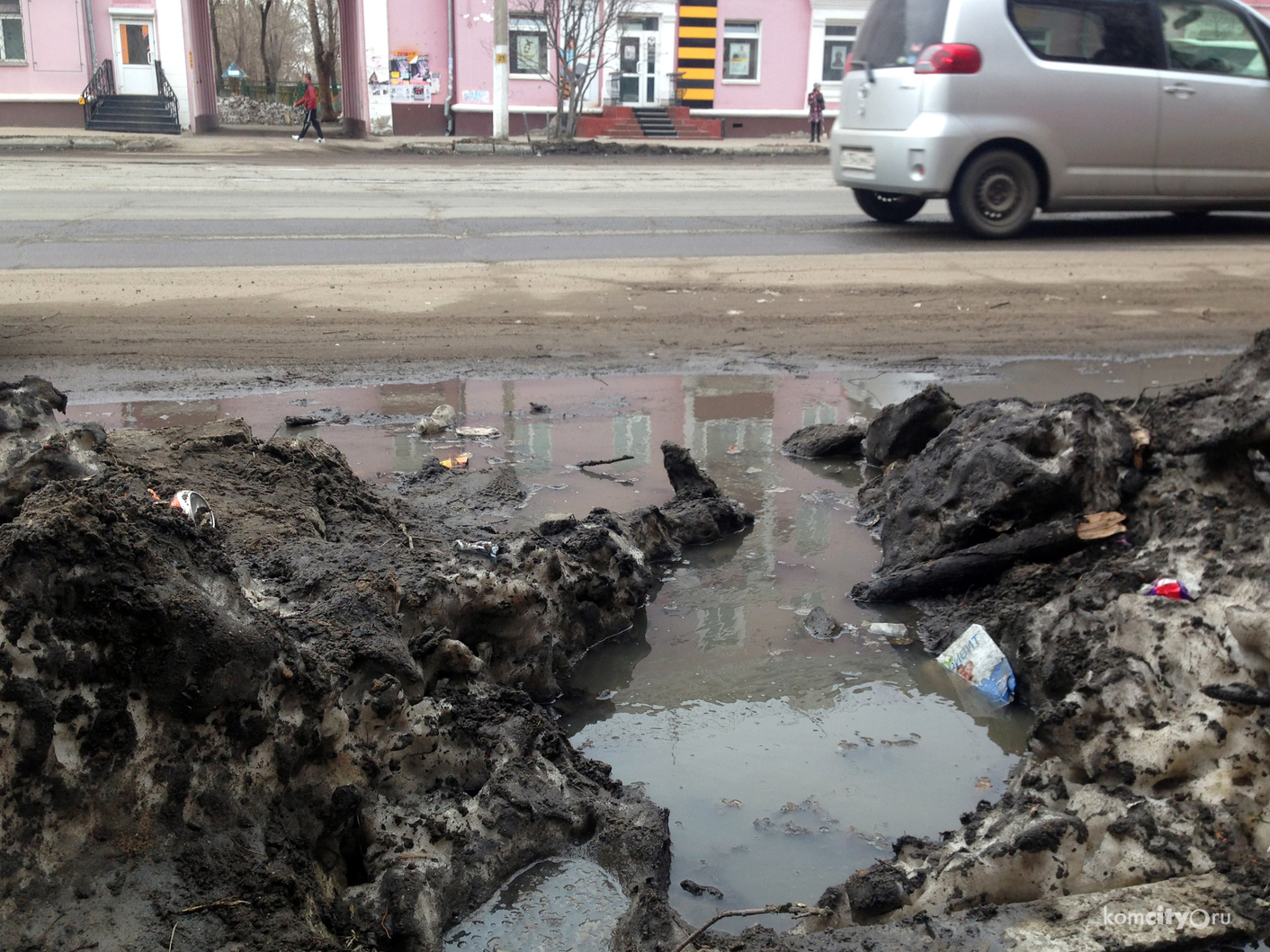 Беременная комсомольчанка провалилась в открытый канализационный люк