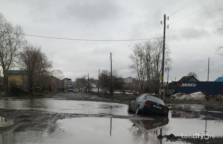 Скрытые водой ямы на улице Лесной вызывают бурное недовольство автолюбителей