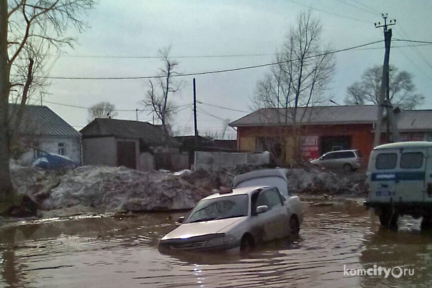 Ямы, скрытые водой, превратили проезд улицы Лесной в неприятный аттракцион