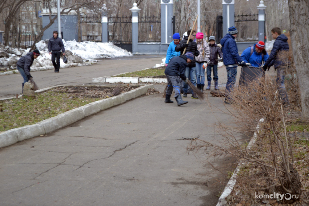 Более 230-ти человек приняли участие в уборке парке «Судостроитель» в рамках городской экологической акции