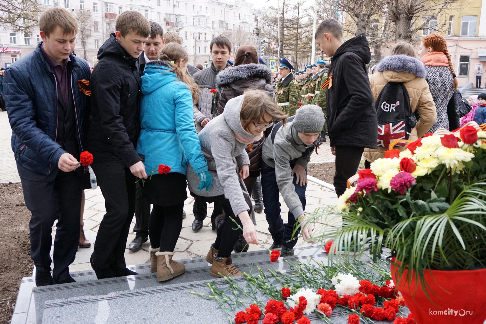 К бюсту Алексея Маресьева возложили цветы