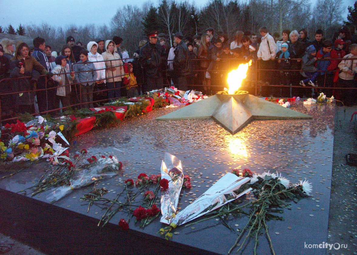 Мемориал комсомольск. Мемориал Комсомольск-на-Амуре вечный огонь. Мемориальный комплекс Комсомольск на Амуре. Вечный огонь Комсомольск на Амуре. Мемориальный комплекс землякам комсомольчанам.