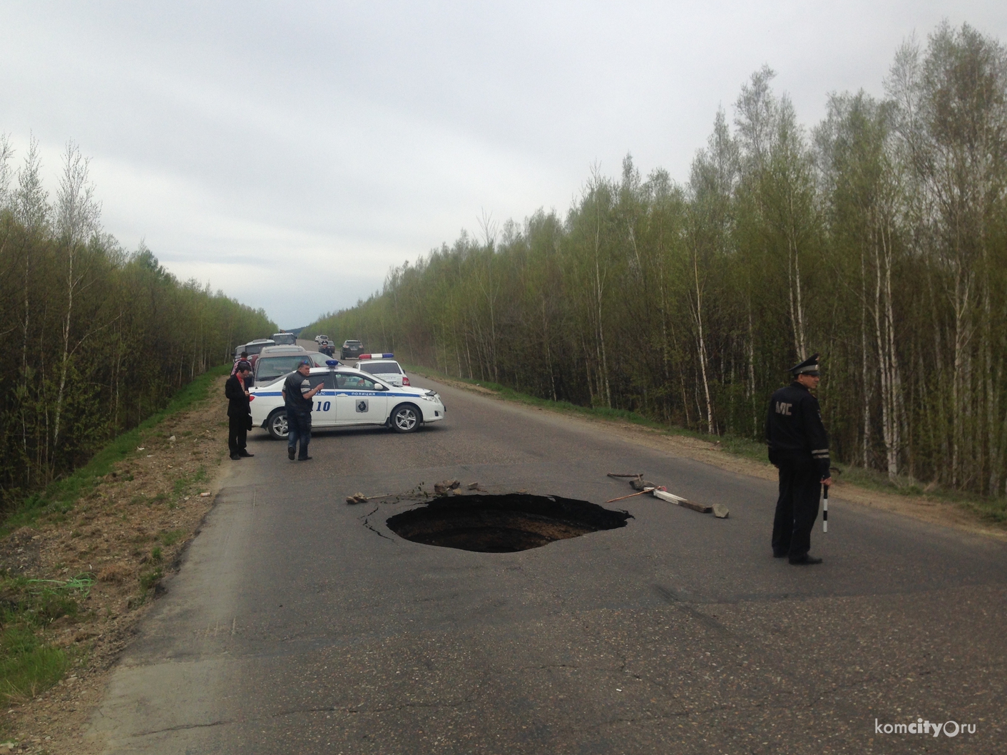 Из-за провала на трассе большегрузы и автобусы не выпускают из Комсомольска в Хабаровск