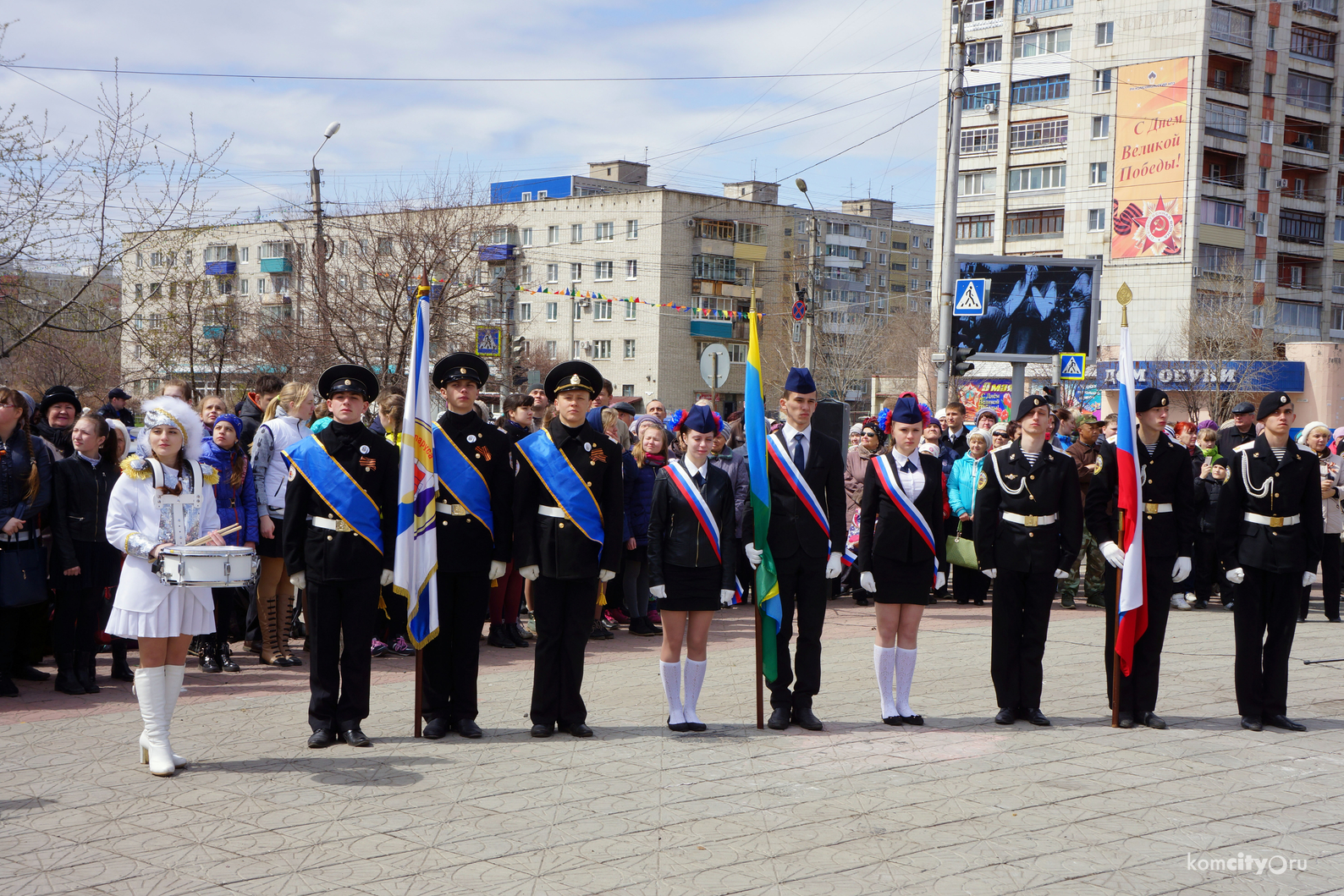 В Комсомольске возложили цветы к памятному знаку на проспекте Победы.