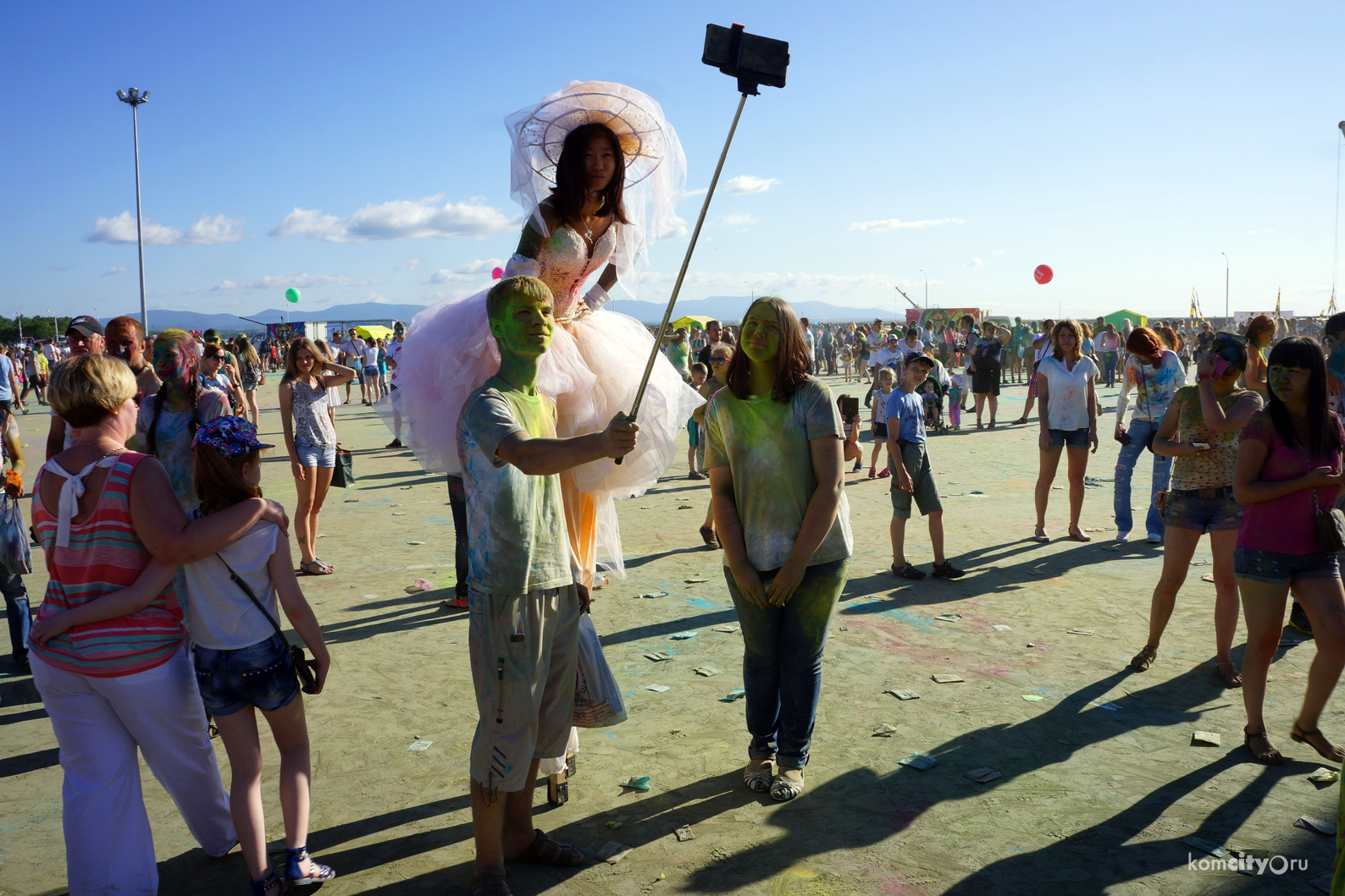 Первый дальневосточный фестиваль красок «Холи» состоялся в Хабаровске