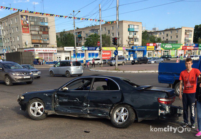 В результате столкновения на улице Советской «Чайзер» остался без колёс