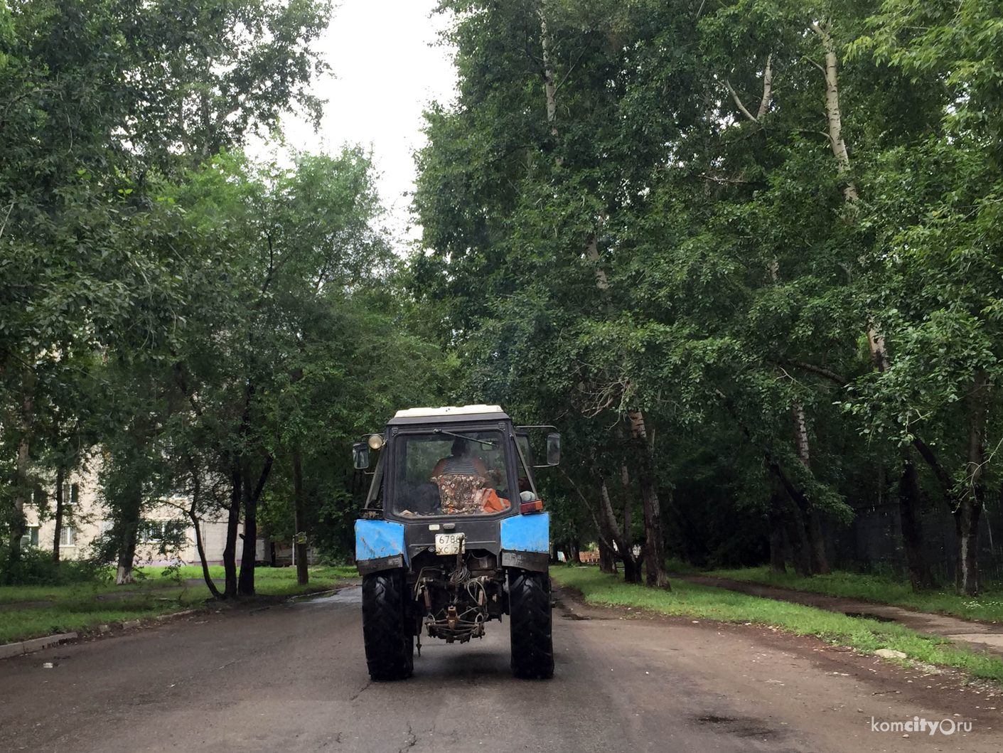 Пьяный тракторист чуть не протаранил патрульный автомобиль и не задавил несколько человек