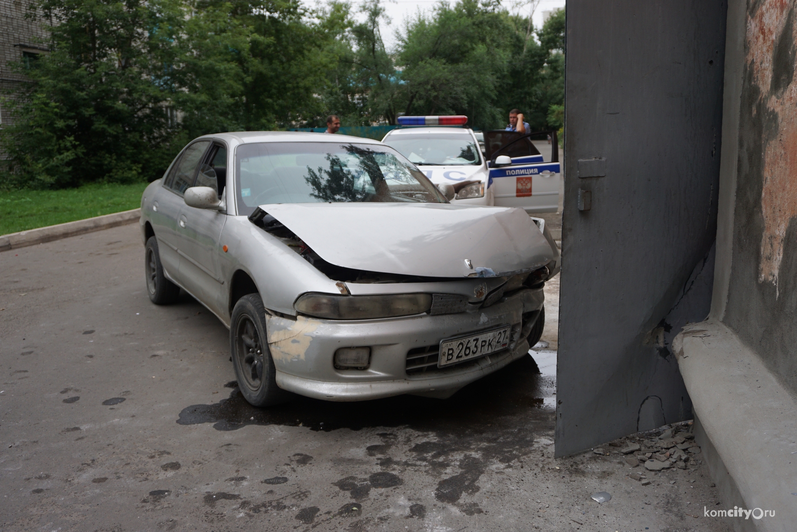 Несовершеннолетняя автомобилистка, скрываясь от преследования, въехала в подъездную дверь