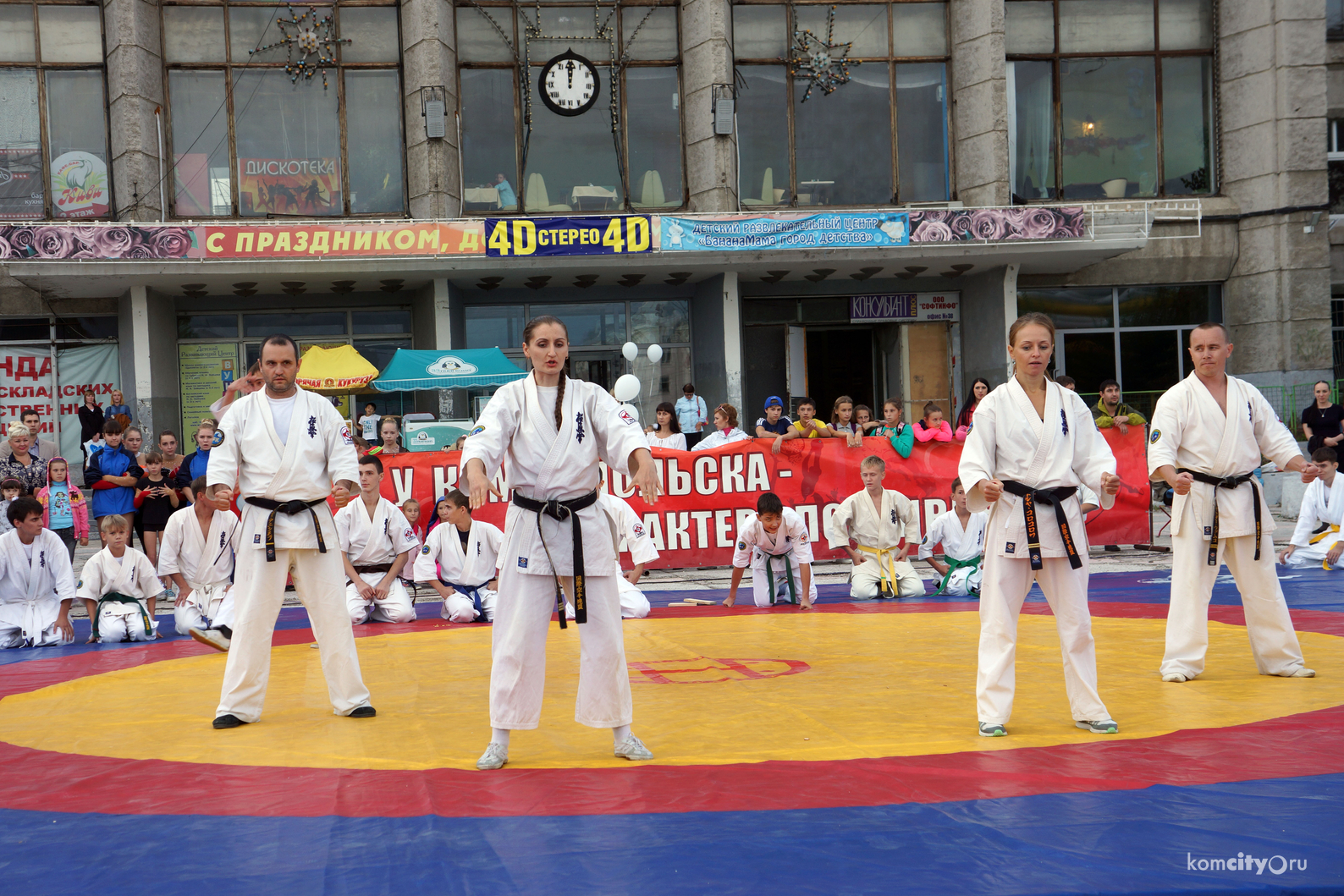 В рамках спортивного праздника «На старт выходит Комсомольск» на площади Юности состоялись показательные выступления спортсменов