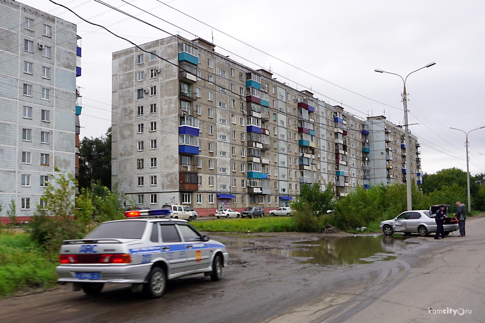 На Магистральном шоссе столкнулись легковушка и мопед