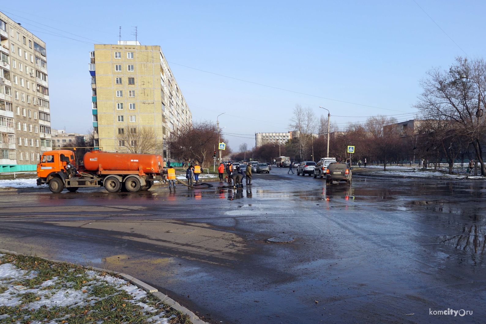 Из-за прорыва трубы на перекрёстке улиц Вокзальной и Гамарника разлилось “море”