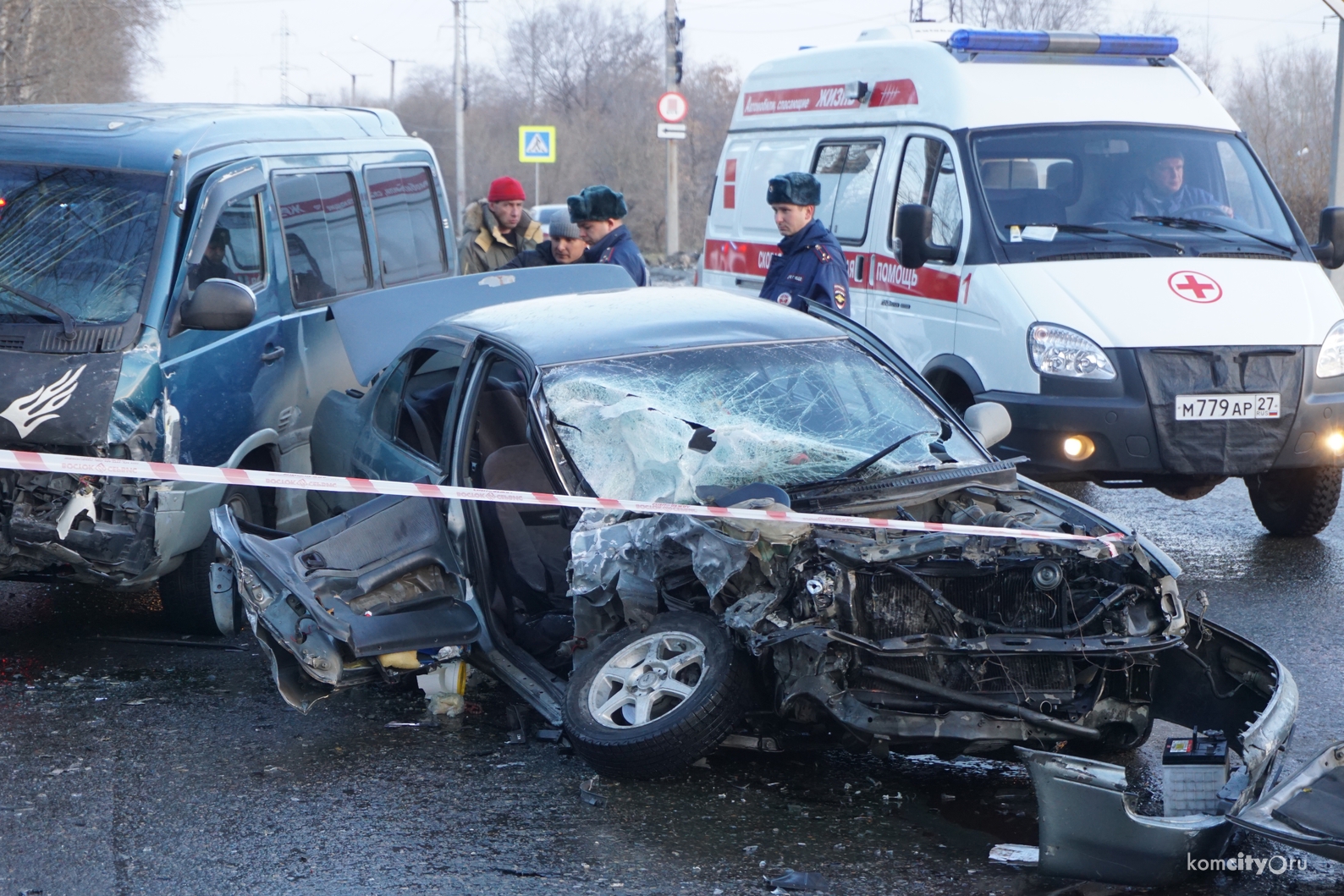 Чтобы достать пострадавших из покорёженной машины, потребовалась помощь спасателей и пожарных