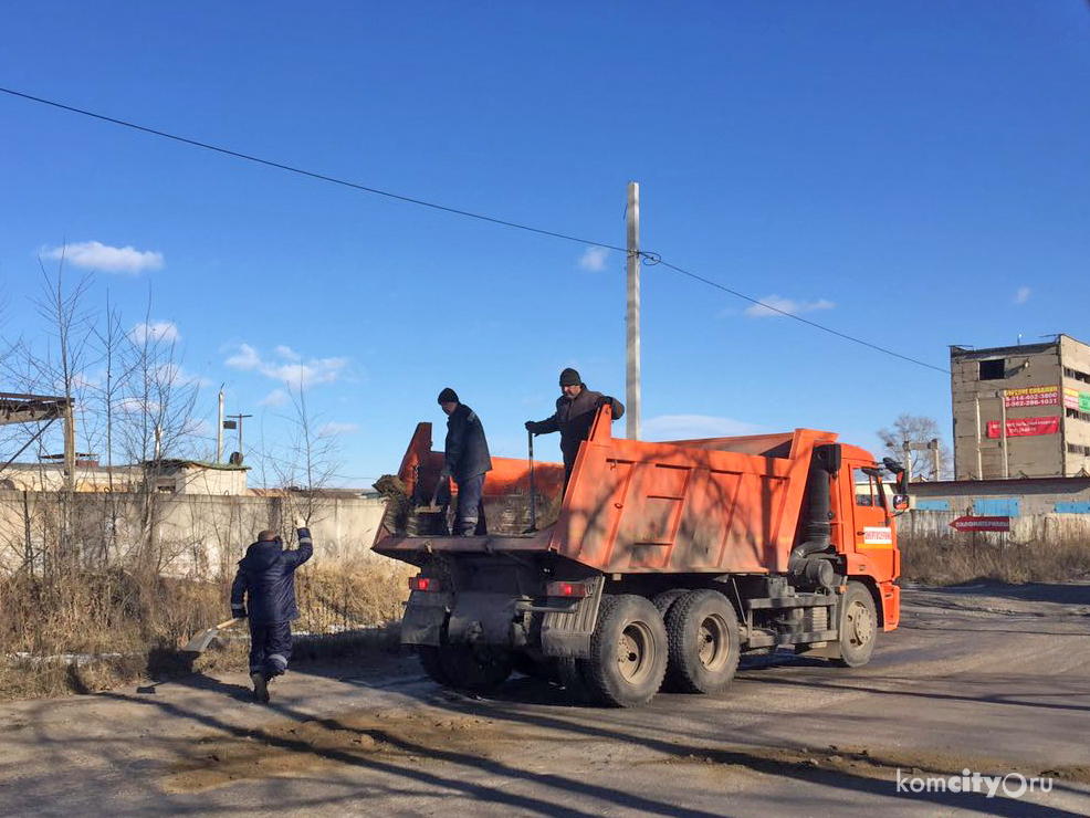 Несмотря на холода, на дорогах города Юности продолжаются ремонтные работы