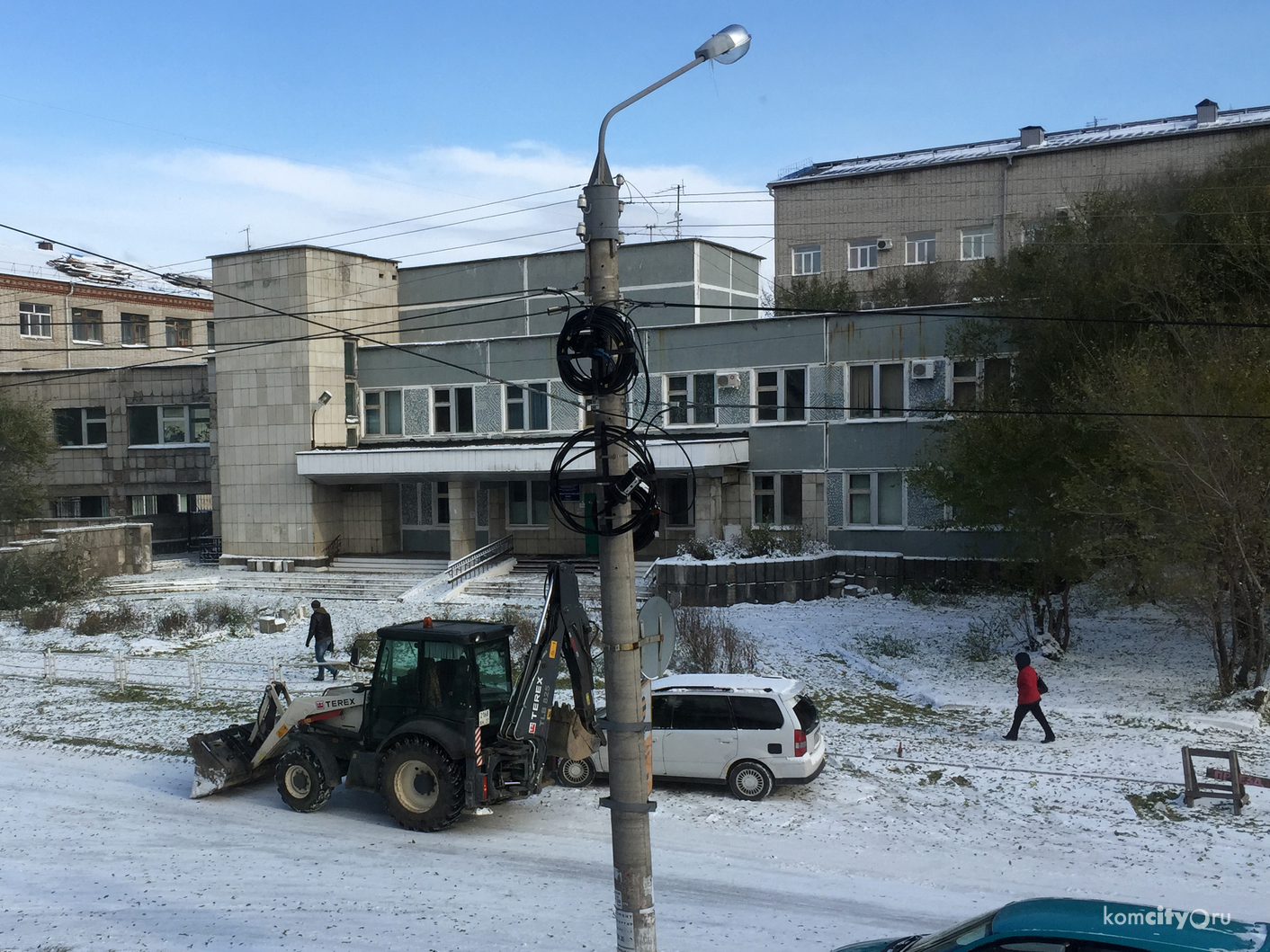 Более 100 кубометров песко-соляной смеси израсходовано на посыпку гололёда