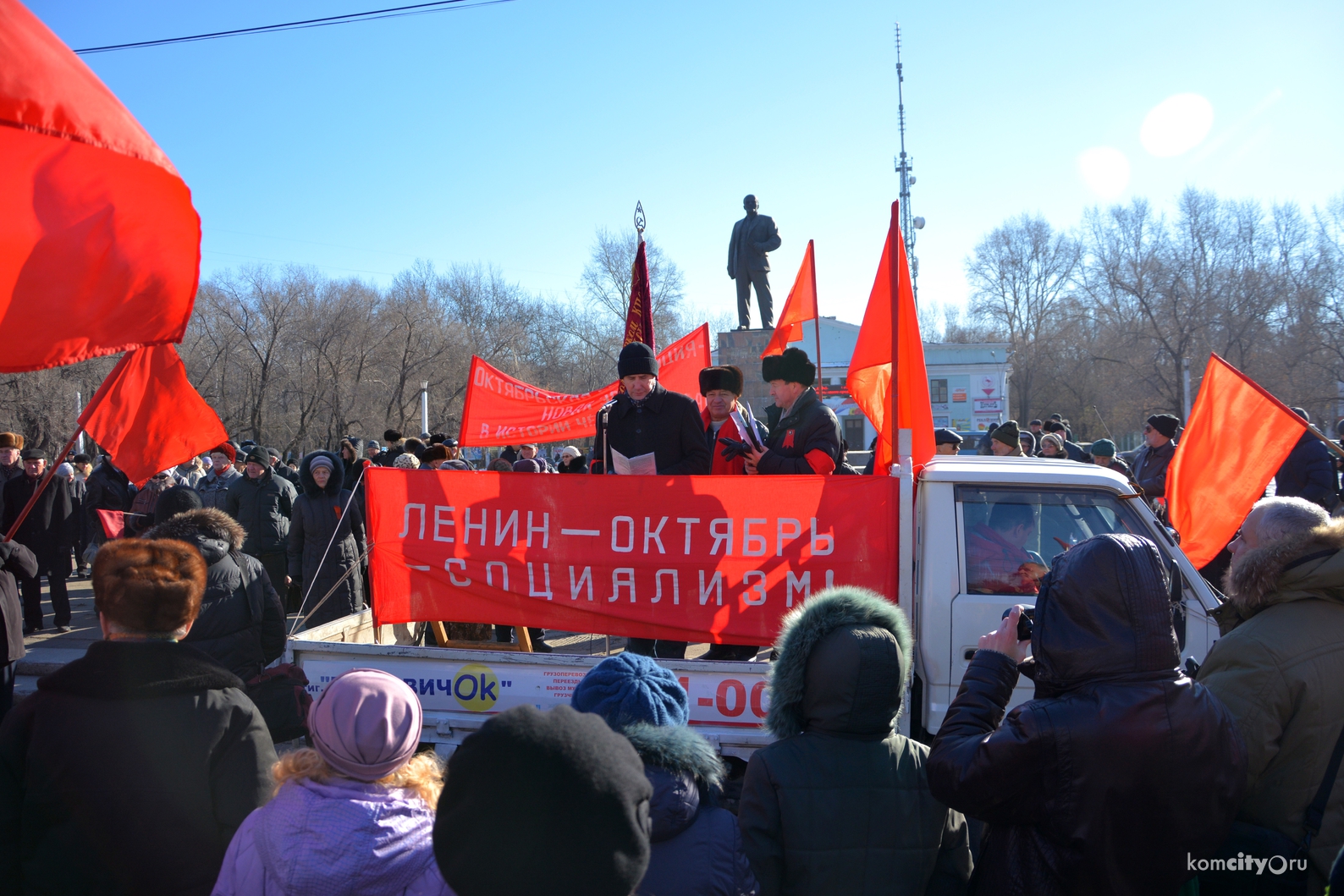 «Красный день календаря» комсомольчане отметили демонстрацией и протестным митингом