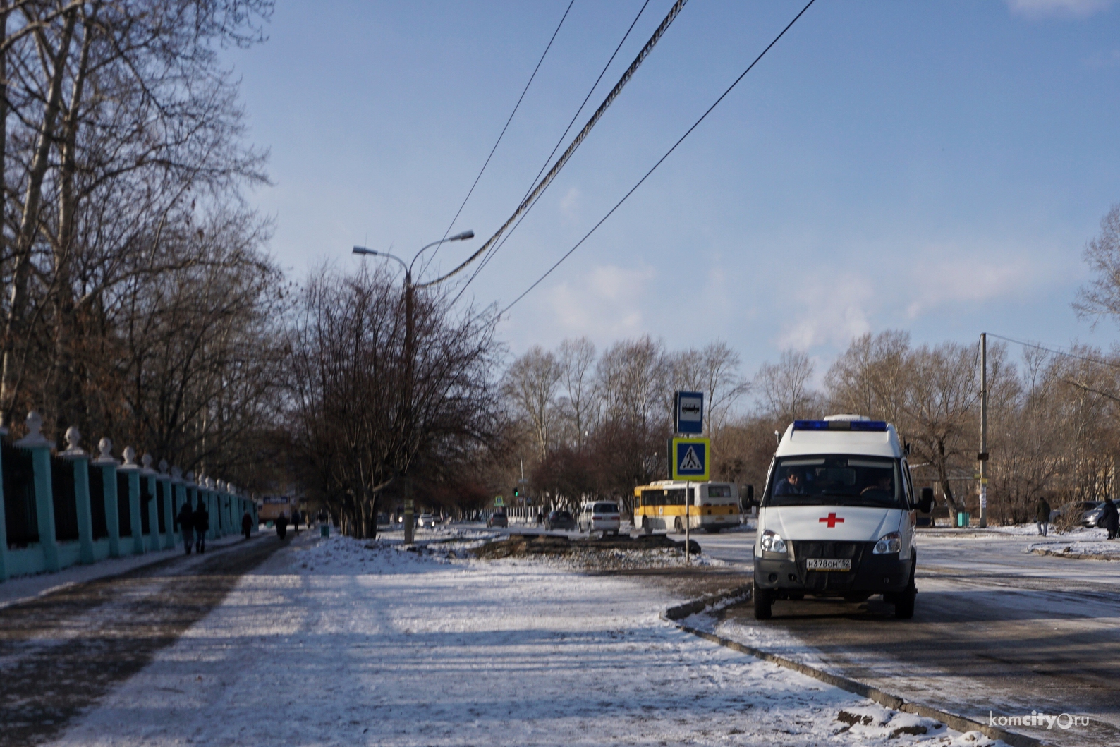 Упавшую в автобусе пенсионерку увезли в больницу с ушибом поясницы