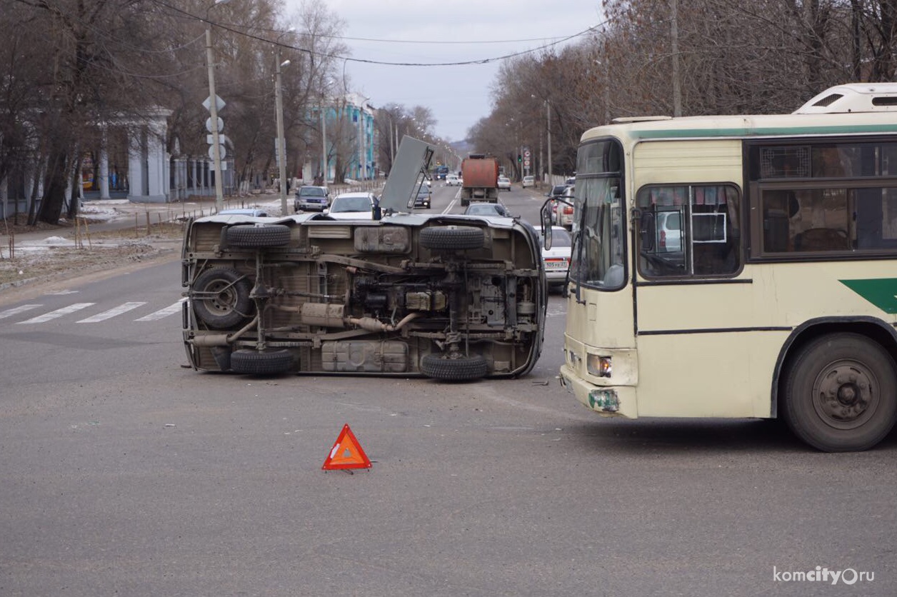 УАЗ и маршрутный автобус не поделили дорогу на площади Кирова