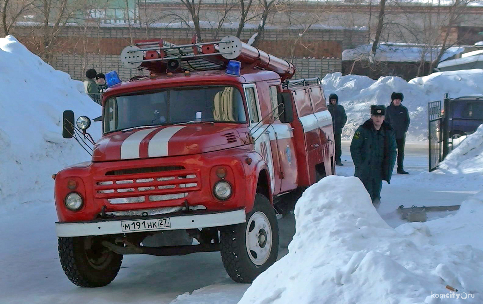 Комсомольским пожарным перед Новым годом задержали зарплату