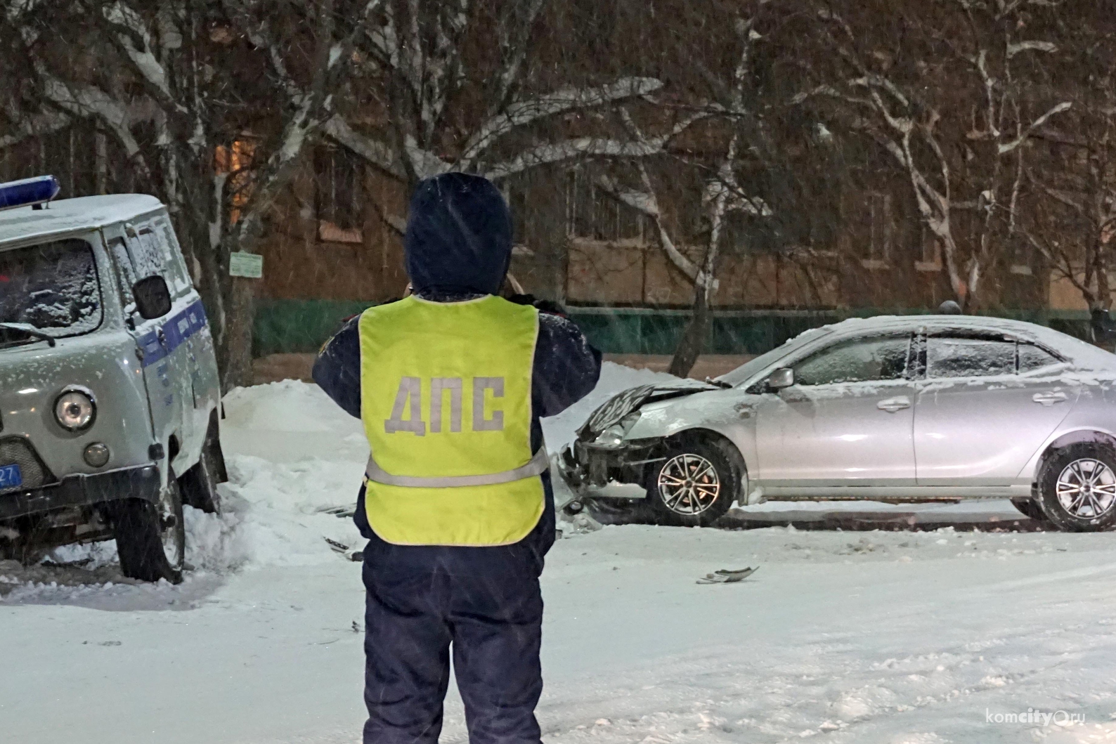 На улице Вокзальной «Тойота» спихнула «буханку» ППС в сугроб