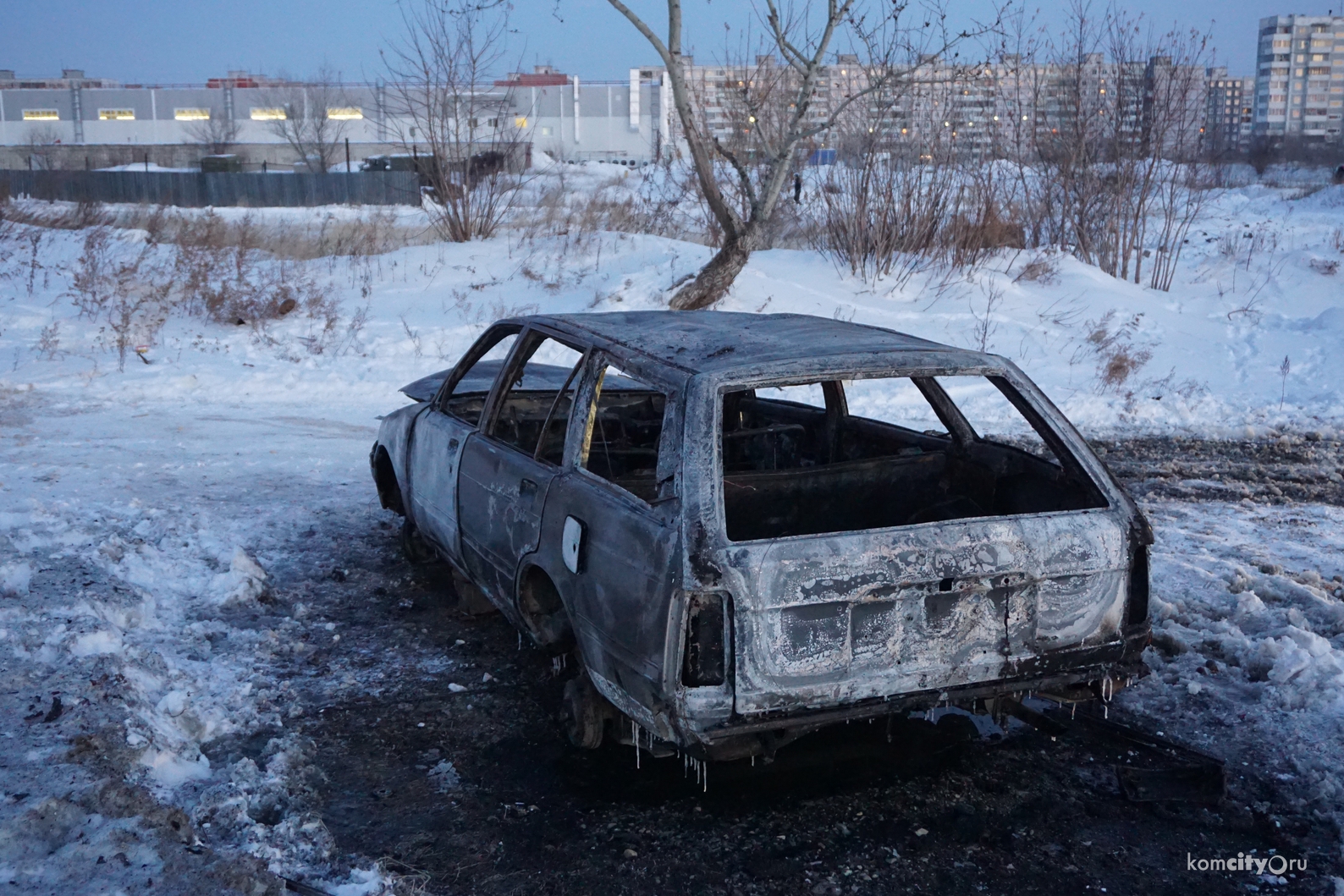 На пустыре Привокзального района сожгли «Тойоту Карину»