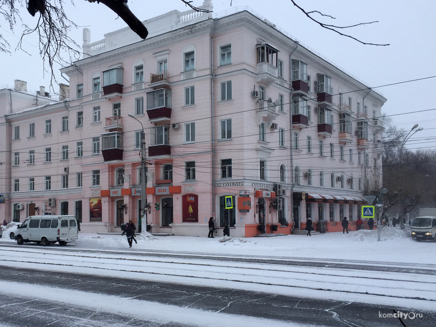 На Магистральном шоссе сбили первоклассницу, перебегавшую дорогу в неположенном месте, ребёнок серьёзно травмирован