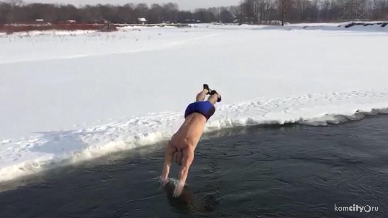 2 минуты в ледяной воде. Купер ледяной воде. Пловца из Лобни красная Поляна.