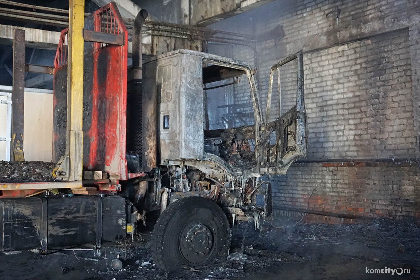 Во время пожара в гаражном боксе на Амурстали погиб человек