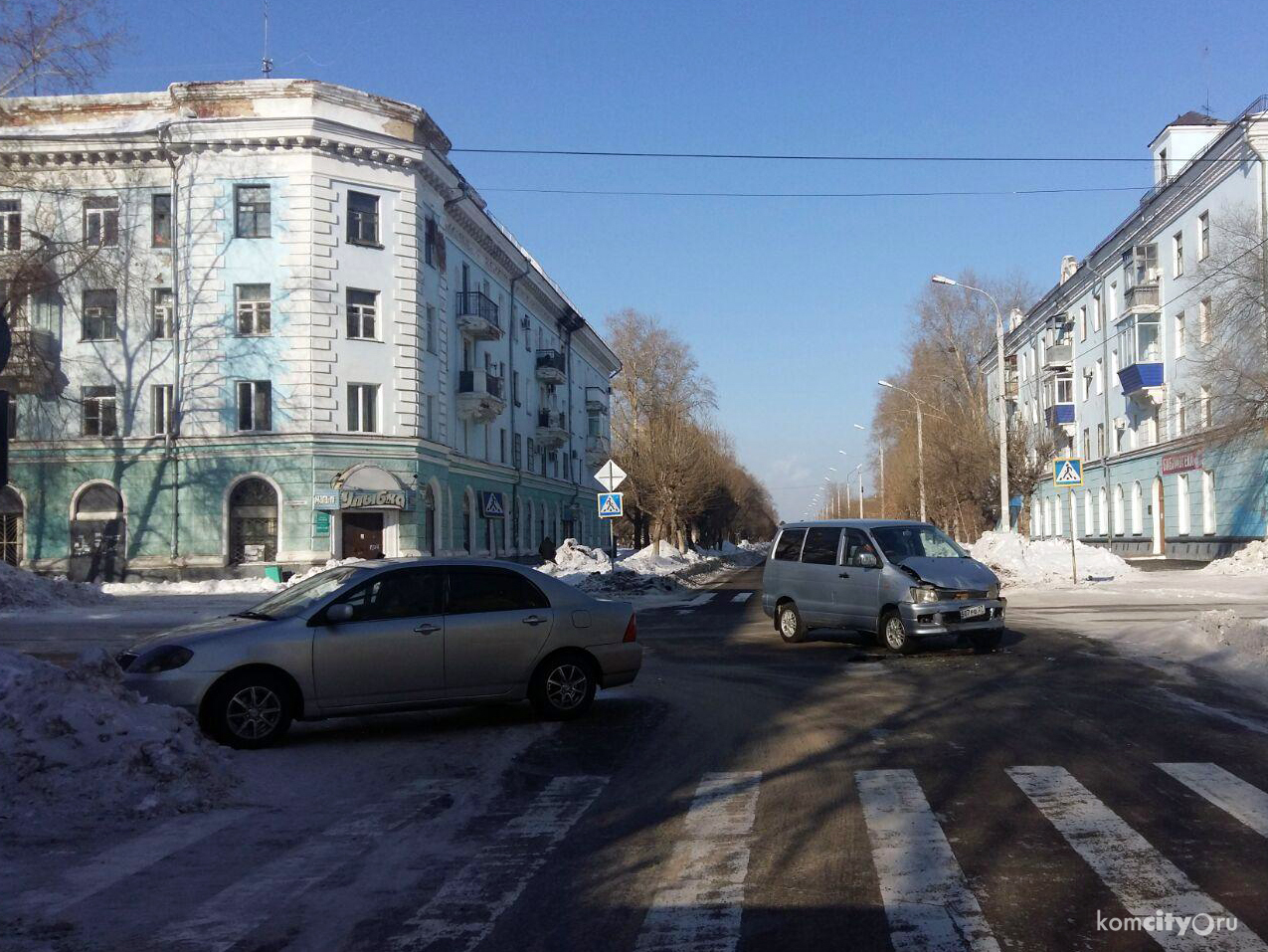 В ДТП на перекрёстке Орехова — Калинина пострадали женщина-водитель и дорожный знак