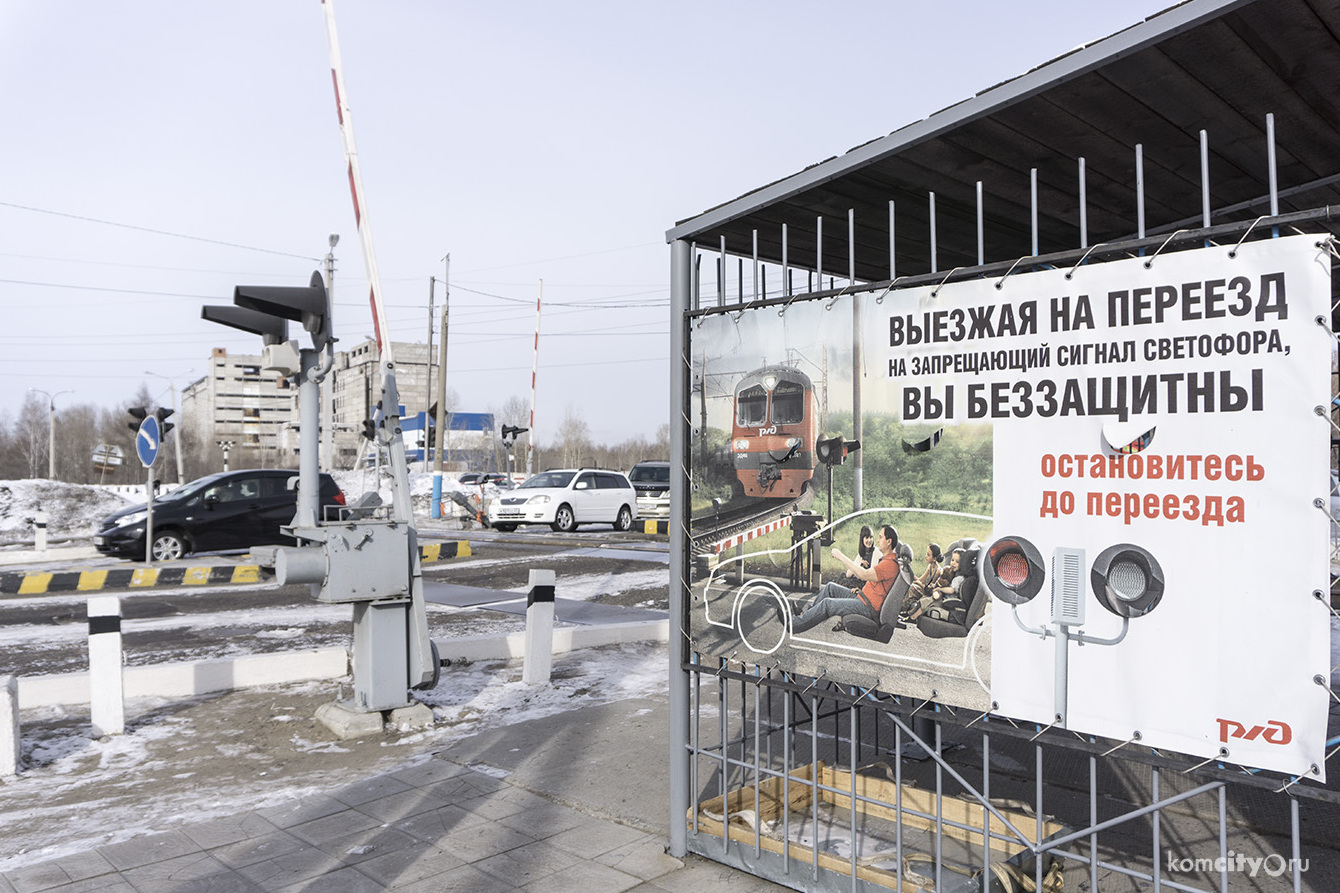 Для предотвращения столкновения с застрявшей фурой железнодорожному составу пришлось применить экстренное торможение