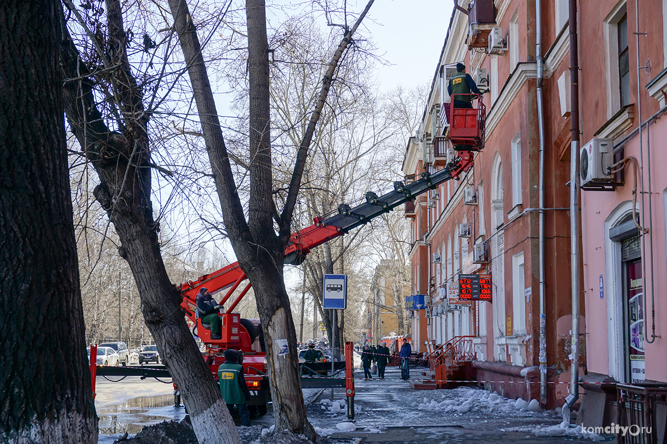 Городские УК отчитались об очистке 210 крыш от снега и сосулек