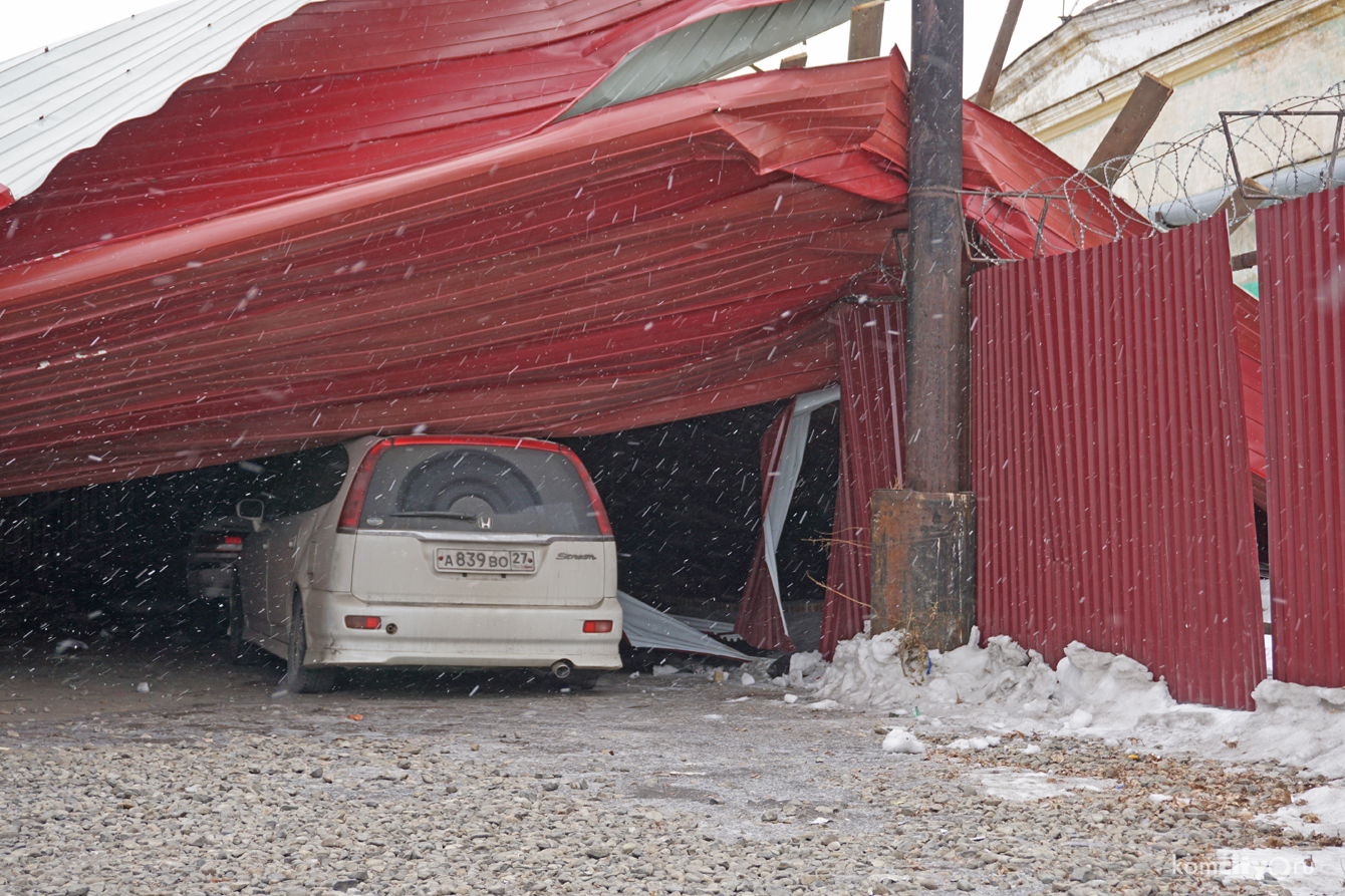 Штормовой ветер сорвал крышу с гаража УМВД