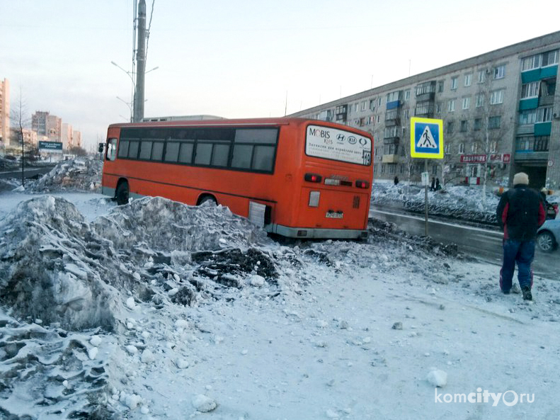 На проспекте Победы автобус вылетел на разделительную полосу