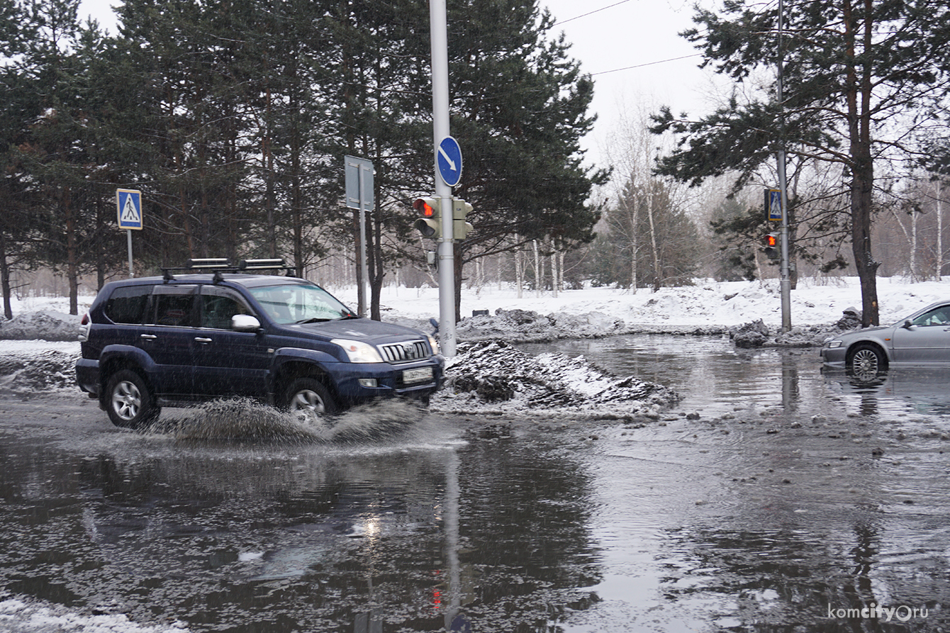 Потоп на Аллее Труда: из-за прорыва труб проезжая часть оказалась в воде (Видео)