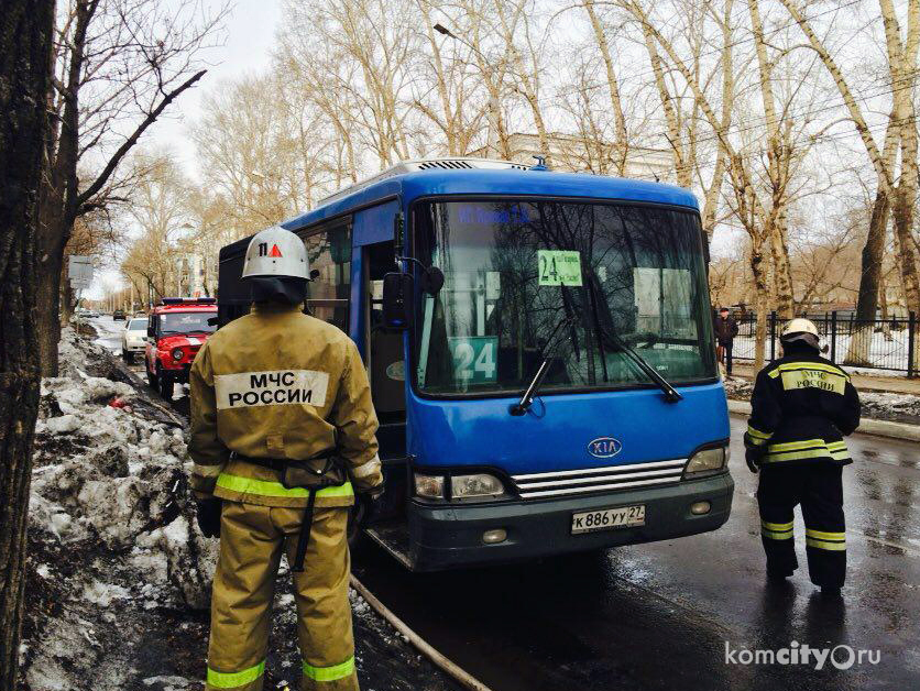 На улице Калинина загорелся маршрутный автобус