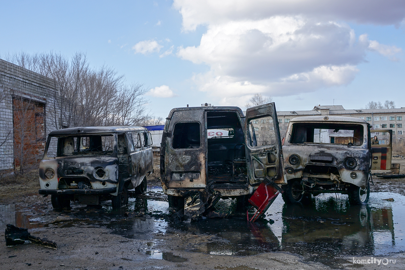 Возле Центральной районной больницы сгорели сразу три машины скорой помощи