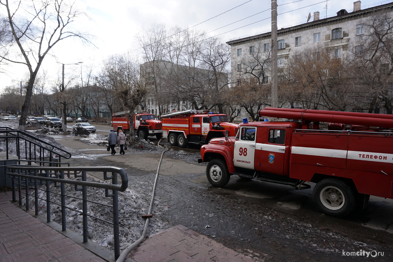 Огнеборцы тушат пожар на чердаке общежития на улице Кирова