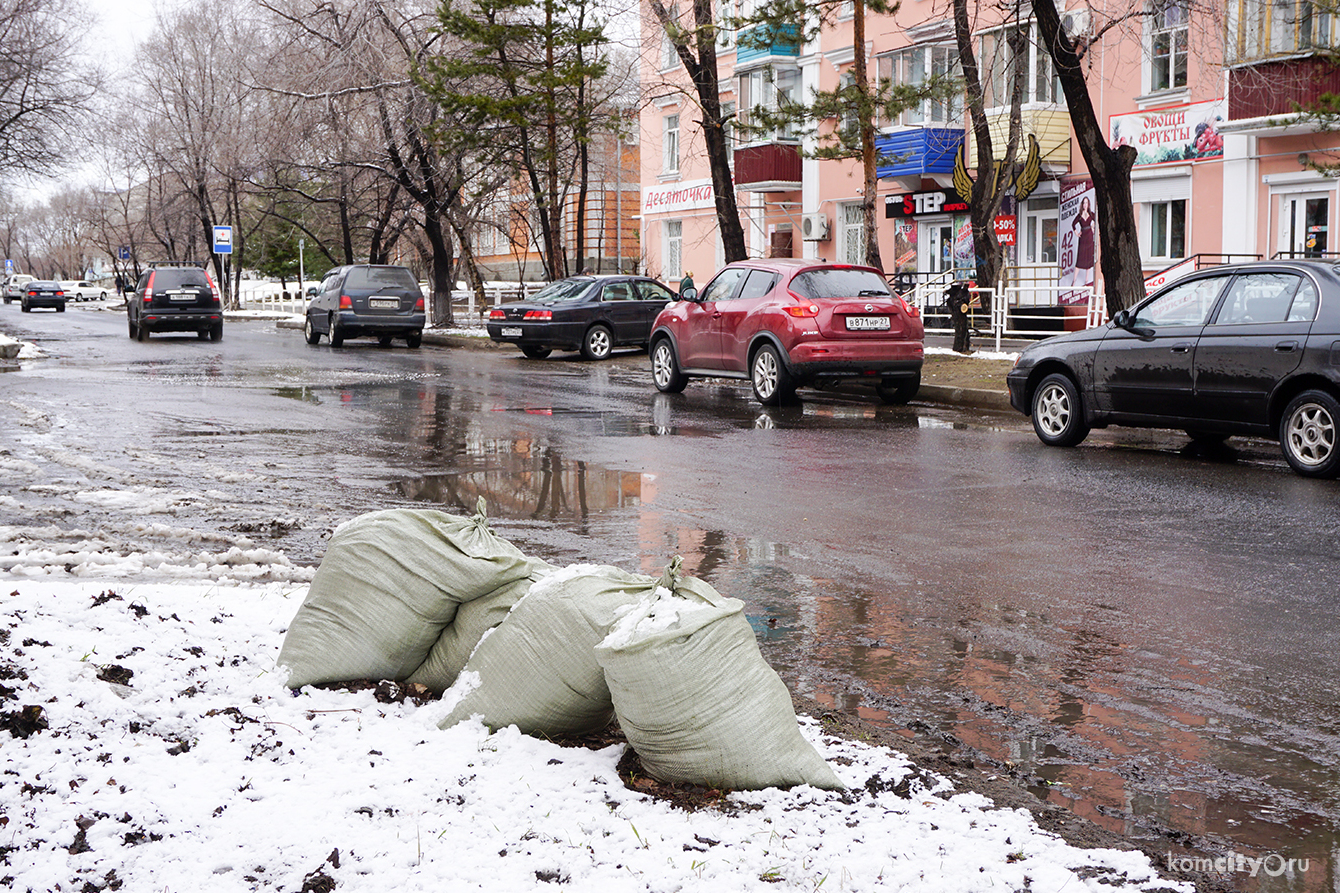 Свежий снег скрыл следы уборки в Комсомольске-на-Амуре