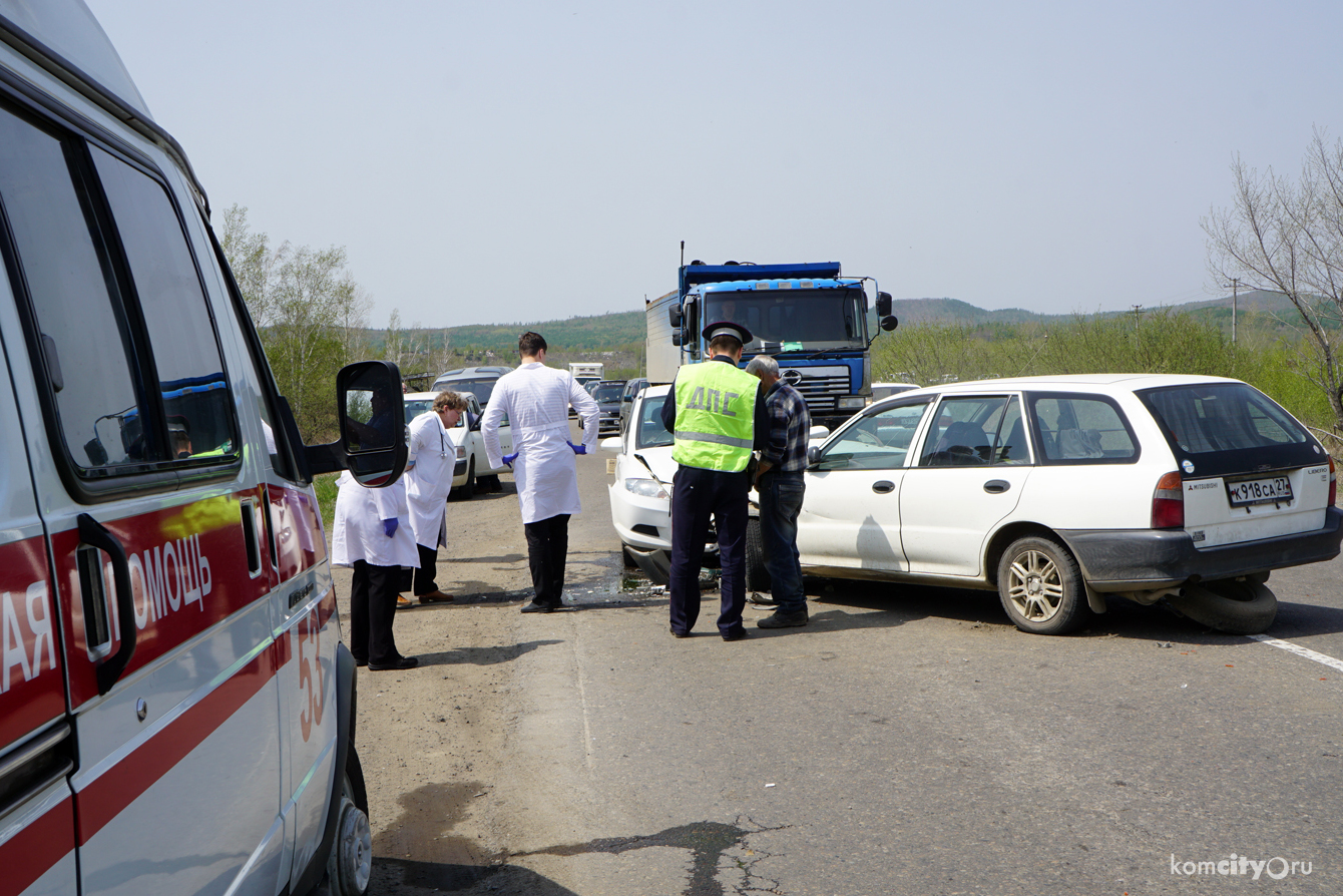 Выехавший на встречку «Москвич» устроил тройную аварию на Хумминском шоссе