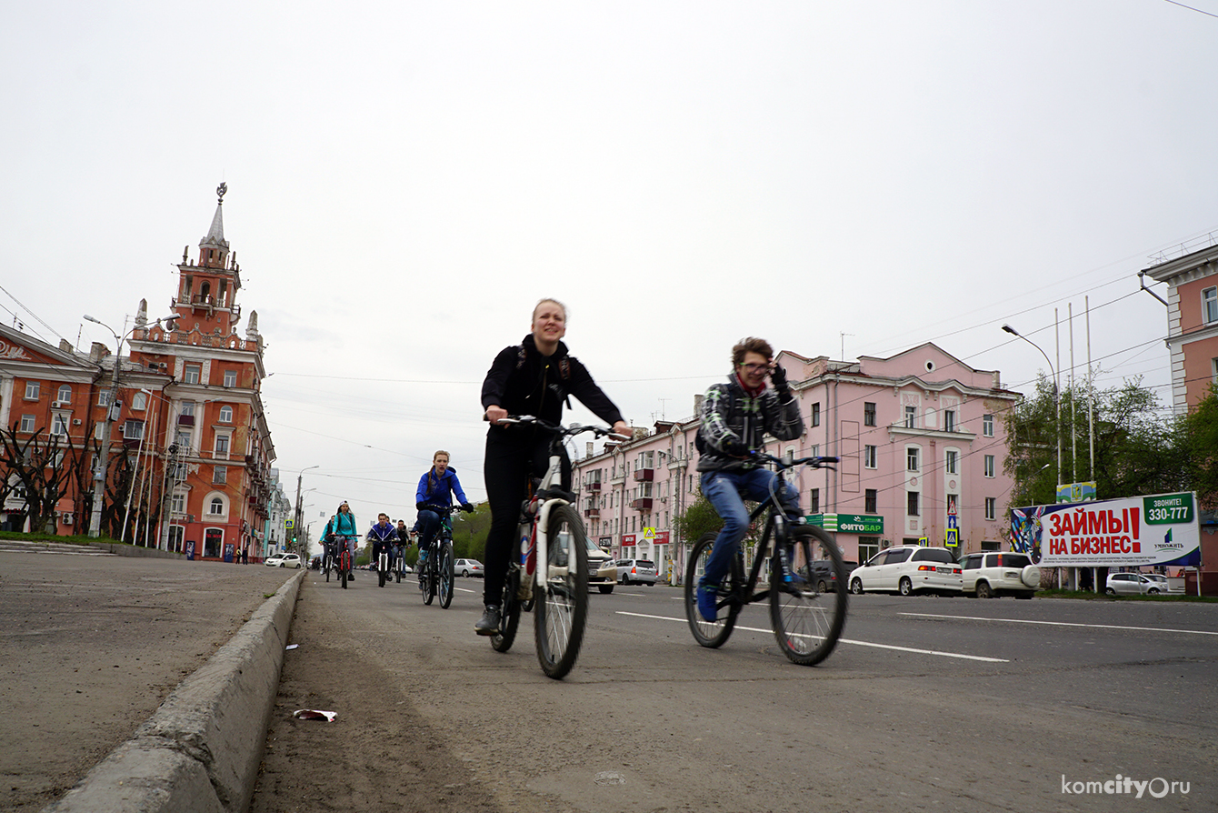 Три сотни велосипедистов проехали колонной по городу, отмечая открытие сезона